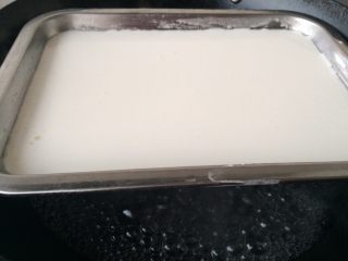 8、自制河粉,锅中放入适量的水大火烧开，把装了粉浆的盘放入盖上锅盖蒸2-3分钟左右即可。