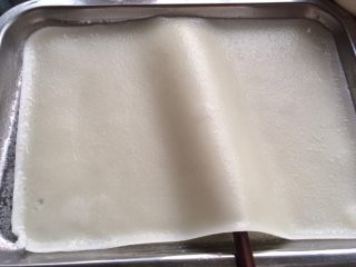 10、自制河粉,筷子顺着一个方向往河粉的底部划一下，让蒸盘与河粉轻松分离。