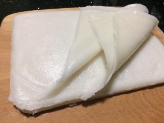 12、自制河粉,把所有做好的河粉全部按一个面依次叠加一起，光滑的一面朝底。