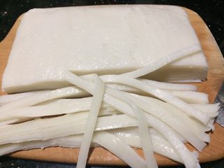 13、自制河粉,再切成自己喜欢的大小条状，喜欢炒的，煮汤的，下自己喜欢吃的佐料即可。