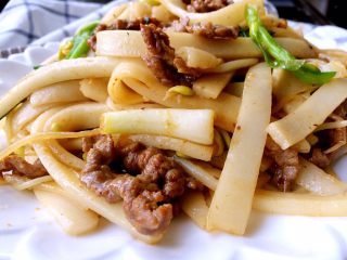 17、自制河粉,最后来张干炒牛河照，颜值与美味并存，爱他就要给他吃最好的。