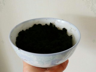 3、海洋系列酸奶盒子,以此类推，奥利奥饼干碎碾成细末，加入提前融化成液体状态的黄油，搅拌均匀。