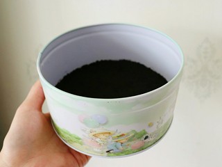 4、海洋系列酸奶盒子,把铁盒洗干净擦干，把奥利奥饼干末铺在盒子底部，用勺子按压实后放进冰箱冷藏半小时以上。