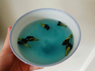 5、海洋系列酸奶盒子,蝶豆花用热水泡开，加入细砂糖搅拌至糖融化。泡五分钟左右直到蓝色色素充分溶解。吉利丁片用冷水泡软。