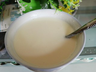 7、海洋系列酸奶盒子,牛奶加入细砂糖，隔热水加热，搅拌至糖融化。加入剩余的吉利丁片，搅拌均匀后倒入酸奶，继续拌匀。