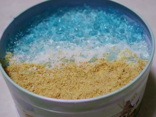 14、海洋系列酸奶盒子,最后铺上消化饼干末作为沙滩。