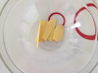 1、早餐香浓咖啡石头饼干,用一干净的大碗，放入黄油，软化