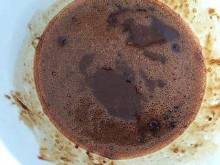 5、早餐香浓咖啡石头饼干,搅拌至咖啡化掉，很快的