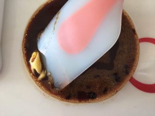 6、早餐香浓咖啡石头饼干,把蛋咖啡液倒入已软化好的黄油的碗里