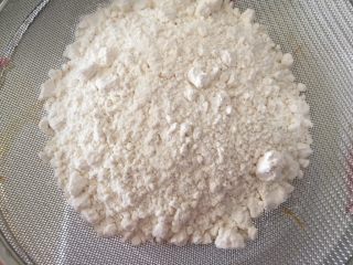 9、早餐香浓咖啡石头饼干,筛入低筋粉