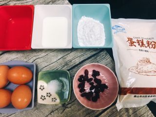 1、吃起来满口幸福感的蔓越莓戚风蛋糕,准备材料，蔓越莓干使用之前要再切碎切小一些。鸡蛋的话冷藏室取出稍微回温一下下。