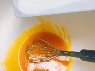 4、吃起来满口幸福感的蔓越莓戚风蛋糕,搅拌均匀之后，加入纯牛奶，继续搅打均匀。