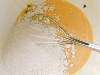 6、吃起来满口幸福感的蔓越莓戚风蛋糕,筛入低筋面粉，用手抽由下往上切拌均匀，一边切拌一边转动搅拌盆哦！