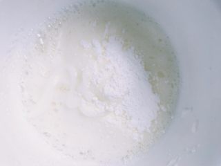 9、吃起来满口幸福感的蔓越莓戚风蛋糕,加盐之后，打蛋器开最大档高速打发，呈现细腻泡沫的时候加入三分之一糖粉。