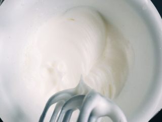 10、吃起来满口幸福感的蔓越莓戚风蛋糕,继续高速打发，蛋白越来越细腻，拎起打蛋头蛋白不再滴落，再加入三分之一糖粉。