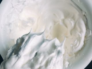 12、吃起来满口幸福感的蔓越莓戚风蛋糕,直到拎起打蛋头出现直立的小尖角，打发完成。