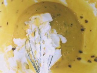 13、吃起来满口幸福感的蔓越莓戚风蛋糕,取三分之一的蛋白霜放入蛋黄糊中，用手抽由下往上切拌均匀，还是一边切拌一边转动搅拌盆哦！