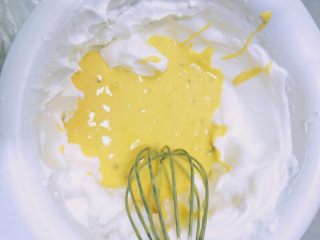 14、吃起来满口幸福感的蔓越莓戚风蛋糕,拌匀的蛋黄糊倒回蛋白霜中，继续切拌均匀。