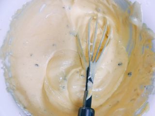 15、吃起来满口幸福感的蔓越莓戚风蛋糕,混合之后的戚风糊非常细腻哦，太干或者太稀的话都会影响最终的成品哦！