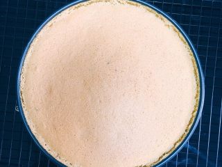 17、吃起来满口幸福感的蔓越莓戚风蛋糕,成品出来了，非常非常漂亮，倒扣直到完全冷却再脱模哦！