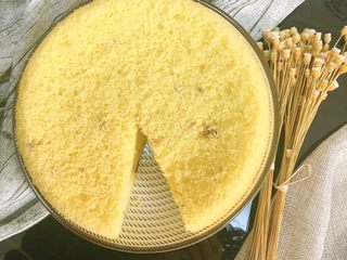 18、吃起来满口幸福感的蔓越莓戚风蛋糕,香浓的戚风包裹着酸甜可口的蔓越莓干，真的是满满的幸福感，甜度还是很高的，不要贪吃哦！