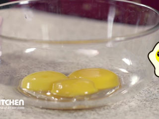 2、蛋黄溶豆,分离出三个蛋黄备用