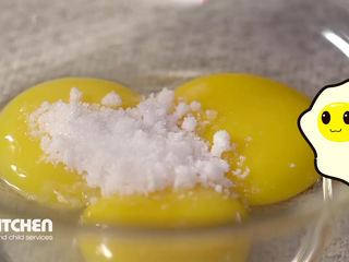 3、蛋黄溶豆,在打好的蛋黄中加入白糖