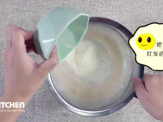 6、蛋黄溶豆,把奶粉筛入打发好的蛋黄中