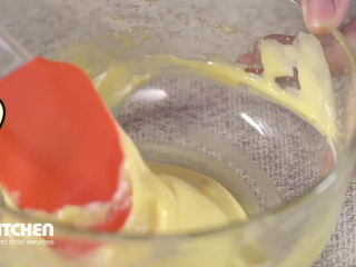 7、蛋黄溶豆,用拌刀搅拌均匀