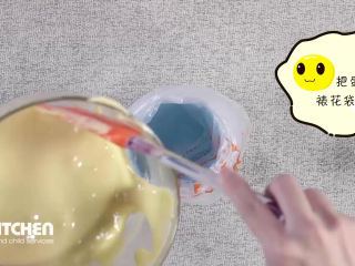 8、蛋黄溶豆,把蛋黄倒入裱花袋中