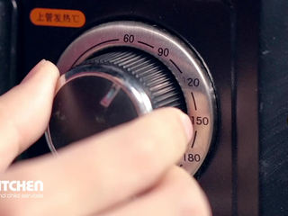 9、蛋黄溶豆,烘焙前先把烤箱预热一会儿