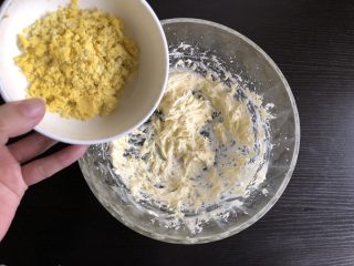 7、蛋奶小馒头（宝宝辅食）,加入蛋黄碎，再次打发