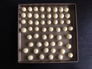 12、蛋奶小馒头（宝宝辅食）,揉成5-6克一个的小熟