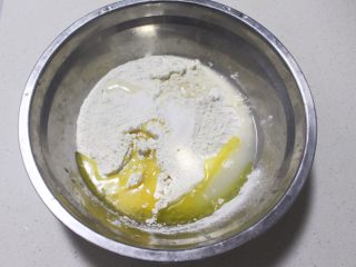 1、旋风紫薯油酥烧饼,油皮的所有材料称重后混合
