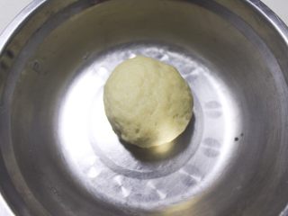 2、旋风紫薯油酥烧饼, 揉成光滑的面团，放置一旁盖保鲜膜松弛10分钟