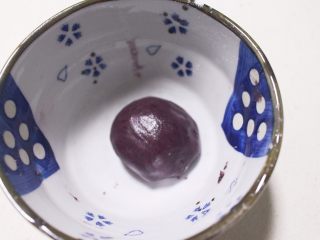 3、旋风紫薯油酥烧饼,油酥得所有材料称重后混合均匀