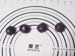 4、旋风紫薯油酥烧饼,把油酥平均分成4份