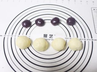 5、旋风紫薯油酥烧饼,油皮也平均分成4份