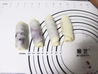 9、旋风紫薯油酥烧饼,完成所有得剂子后，盖保鲜膜松弛15分钟