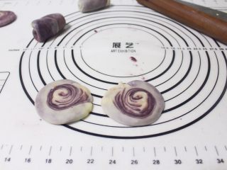 12、旋风紫薯油酥烧饼,然后把切好的小饼按扁，盖保鲜膜松弛10分钟