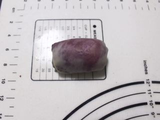 10、旋风紫薯油酥烧饼,重复之前的步骤，再次把所有的剂子擀成牛舌状之后卷起来