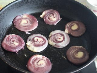 13、旋风紫薯油酥烧饼,锅中热油，将烧饼放入，慢慢煎至2面金黄色即可。也可以用烤箱烤，175度15分钟，也很酥脆蓬松。