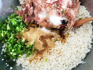 1、千张糯米肉卷,材料