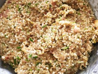 2、千张糯米肉卷,所有材料混合搅拌均匀。