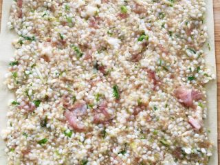 3、千张糯米肉卷,把馅料均匀拍在千张上。