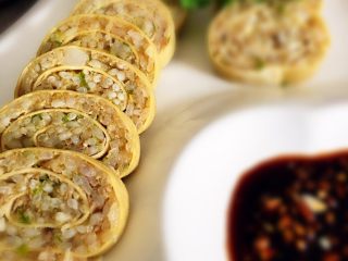 5、千张糯米肉卷,蒸熟切片，蘸蒜酱吃，蒜酱汁里在滴两滴香油就更美味了????