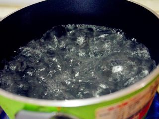 2、自制龟苓膏,锅内倒200毫升清水煮沸