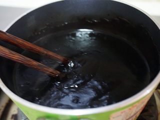 3、自制龟苓膏,将搅拌均匀的龟苓粉糊快速倒入沸水中（动作一定要快，龟苓粉糊遇热就开始变稠），加热1-2分钟即可关火