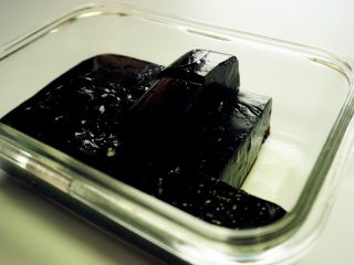 5、自制龟苓膏,将冷却的龟苓膏切成小块