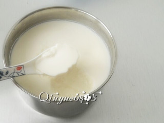 2、红心火龙果酸奶,把牛奶倒入酸奶机钢胆，放入菌粉调匀，然后把钢胆放入主机体中，插上电源约6-----12个小时酸奶就做好了（把钢胆慢慢倾斜，表面呈现浓稠状或凝结成豆花状就表示酸奶做好了）